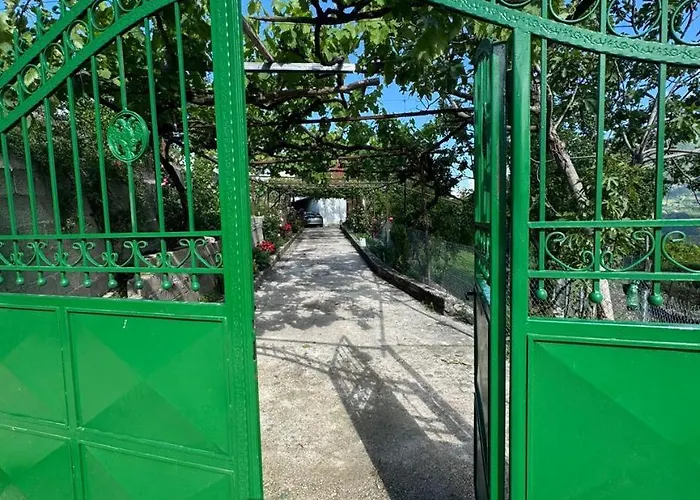 Bedena House Feriehus *